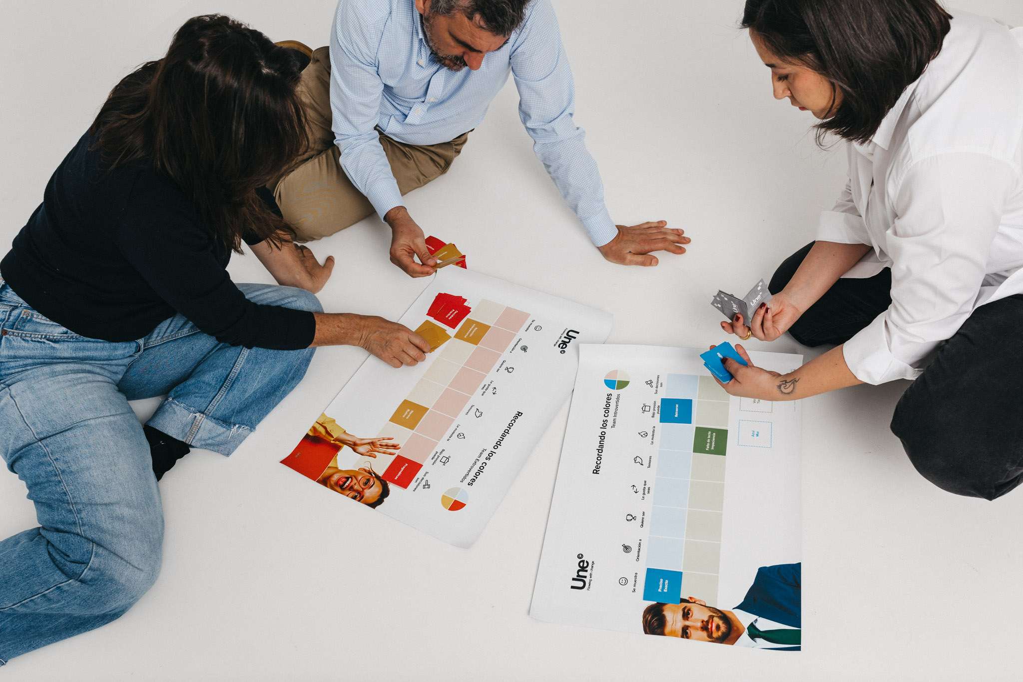 equipo jugando mientras aprenden los colores insights
